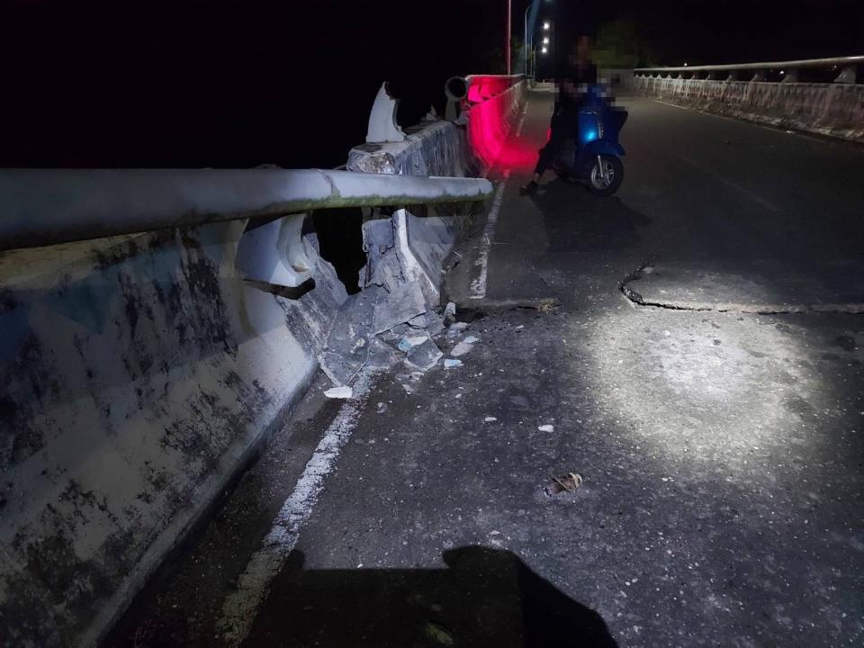 地震導致骨灰罈摔出層架，部份骨灰因此灑出。（翻攝畫面）