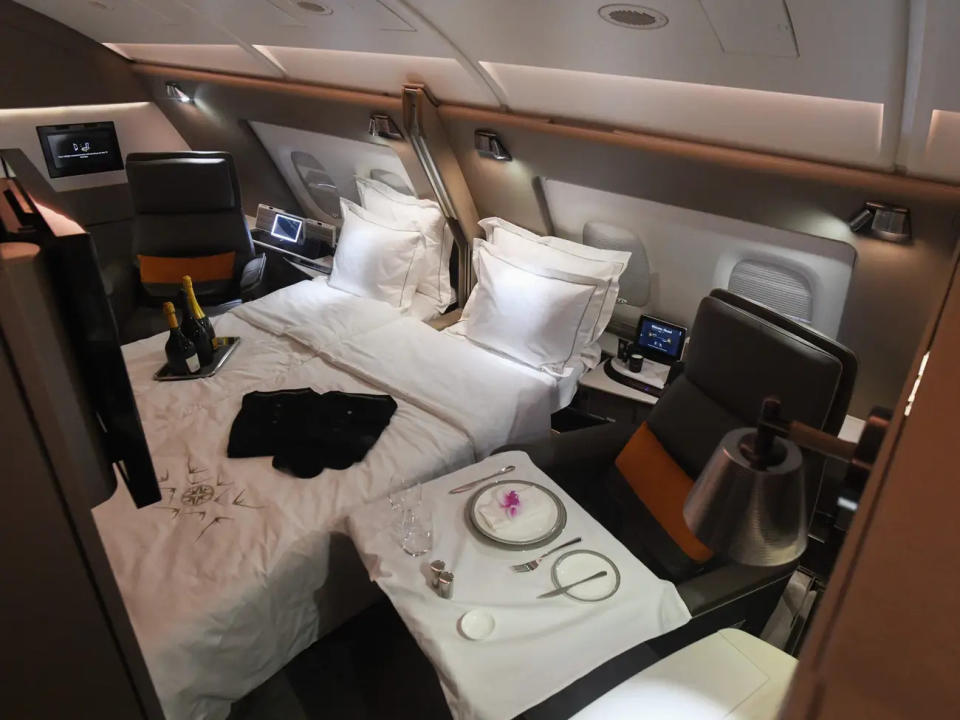 First-Class-Sitzplätze in einem Airbus A380 von Singapore Airlines, die sich mit der benachbarten Suite zu einem riesigen Raum mit einem Doppelbett und zwei Liegestühlen kombinieren lassen.  - Copyright: ROSLAN RAHMAN/AFP via Getty Images.