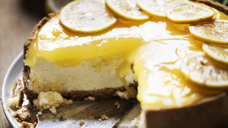 Cheesecake with lemon slices