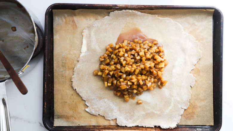 Assembling an apple crostata