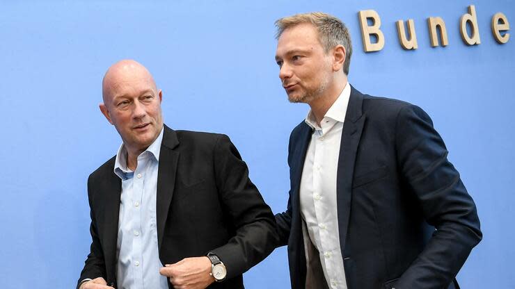 Der Thüringer Spitzenkandidat und der Parteivorsitzender der FDP haben jetzt Gewissheit: Die Liberalen zieht knapp in den Landtag ein. Foto: dpa