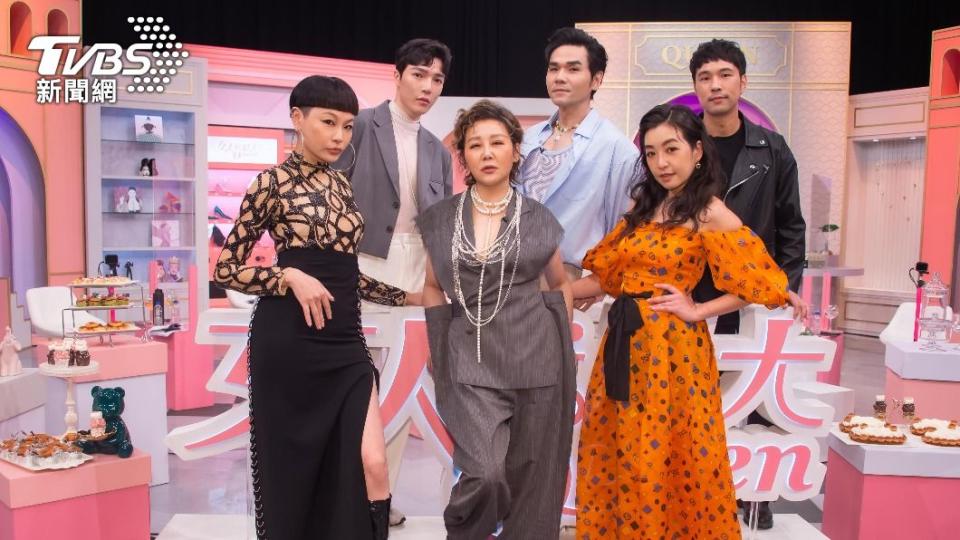 Judy（前排左起）、藍心湄、路嘉怡、Ryan（後排左起）、Kevin和陳威全點評造型。（圖／TVBS）