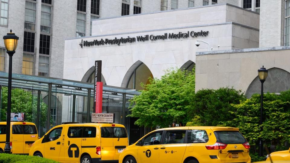 L'extérieur du bâtiment principal du NY-Presbyterian/Weill-Cornell Medical Center