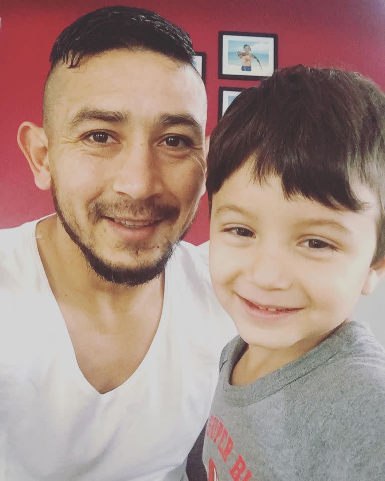 Durante la pandemia se dejó crecer el pelo. Aquí, con su hijo menor, Vitto.