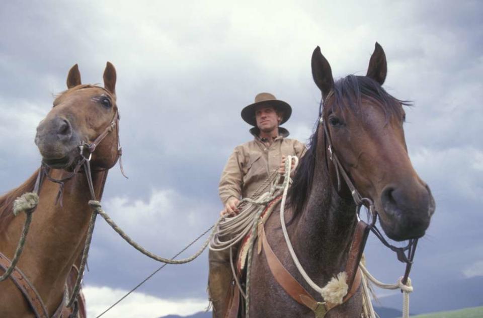 9 août- Mort de Nicholas Evans, auteur de « L’homme qui murmurait à l’oreille des chevaux » (Photo prise sur le tournage de « L’homme qui murmurait à l’oreille des chevaux » à Livingston en août 1997. Ici, le dresseur de chevaux Buck Brannaman et ses chevaux). 
 (Photo by John Kelly/Getty Images)