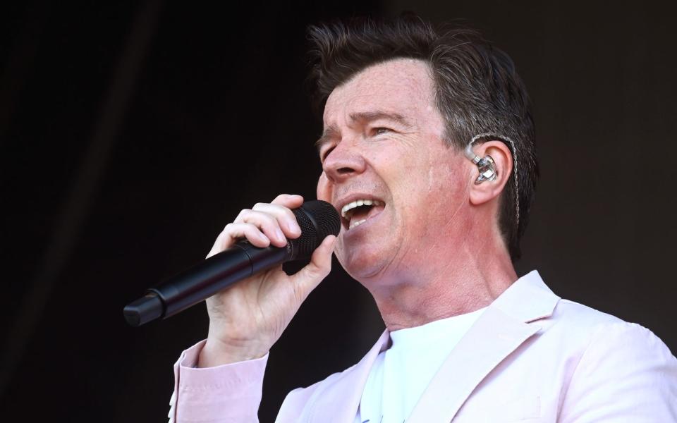 Mit "Never Gonna Give You Up" feierte Rick Astley in den späten 80-ern riesige Erfolge. Jetzt hat der offizielle Videoclip die Marke von einer Milliarde YouTube-Klicks geknackt. (Bild: Dave J Hogan/Getty Images)