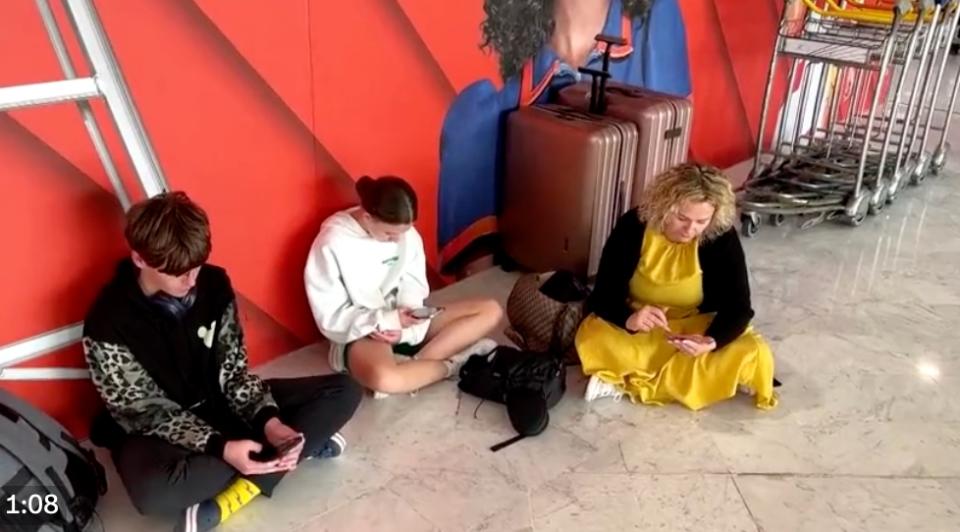 英國逾千名乘客出行受阻，更有人滯留機場航廈，全家人索性就睡在大廳地板上。   圖：擷取自「X」（原推特）@aramaki27