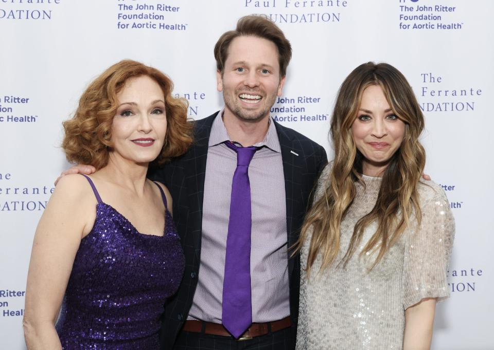kaley cuoco with amy yasbeck and tyler ritter at john ritter event