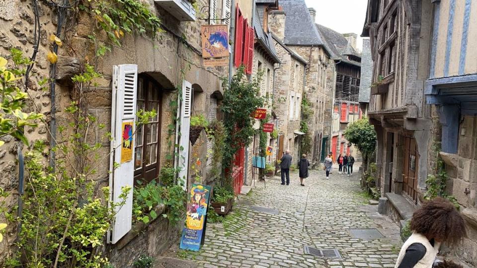 Calle Jerzual de la ciudad medieval de Dinan, Bretaña.