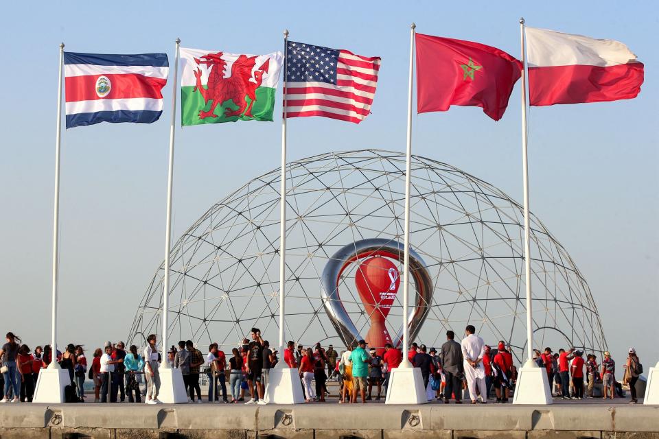 Eine Gesamtansicht zeigt die Flaggen (von links nach rechts) von Costa Rica, Wales, den USA, Marokko und Polen, Nationen, die sich für die Weltmeisterschaft 2022 in der katarischen Hauptstadt Doha qualifiziert haben, während einer Flaggen-Zeremonie für die letzten verbleibenden Länder, die sich qualifizieren , am 16. Juni 2022.