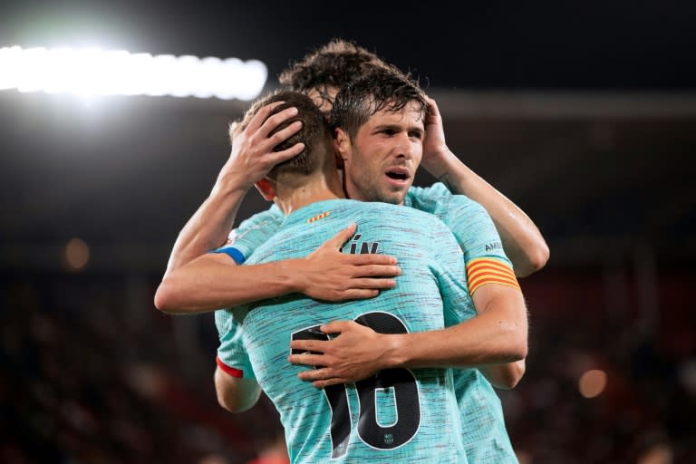 Sergi Roberto, con el brazalete de capitán, felicita a su compañero Fermín por su gol marcado durante el partido de Liga ante el Almería. En el estadio de los Juegos del Mediterráneo de Almería, el 16 de mayo de 2024 (JORGE GUERRERO)