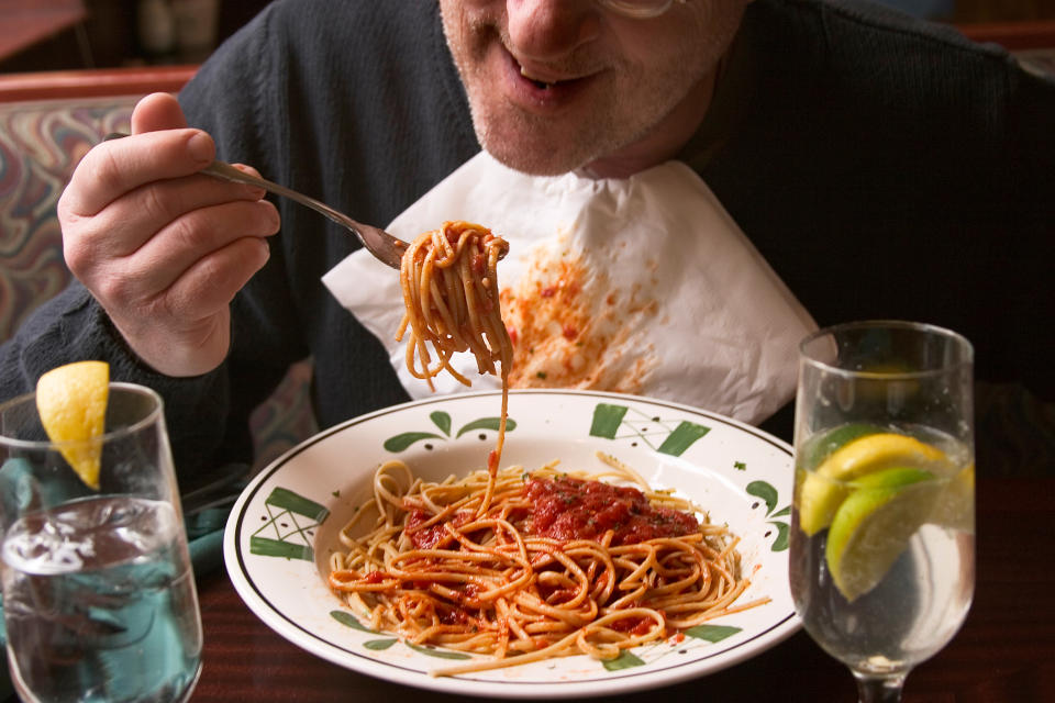 Tendrías que dejar de comer pasta y tomar sólo 20 grs de carbohidratos al día. Pero, ¡ojo! siempre que estos provengan mayoritariamente de las verduras.