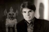 <p>Auch seine Bücher wurden teilweise verfilmt, sein Vermögen von geschätzten 145 Millionen Dollta machte Dean Koontz aber hauptsächlich mit seinen Science-Fiction-, Fantasy- und Horror-Geschichten selbst: Seit seinem Debütroman "Star Quest" (1968) hat der US-Amerikaner geschätzt 500 Millionen Bücher verkauft. (Bild: Jerry Bauer / Random House)</p> 