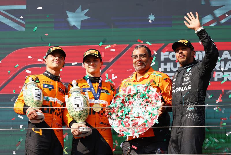 Oscar Piastri de McLaren posa en el podio tras ganar el Gran Premio de Hungría junto a Lando Norris de McLaren, segundo, y Lewis Hamilton, de Mercedes, tercero en el autódromo Hungaroring, Budapest, Hungría