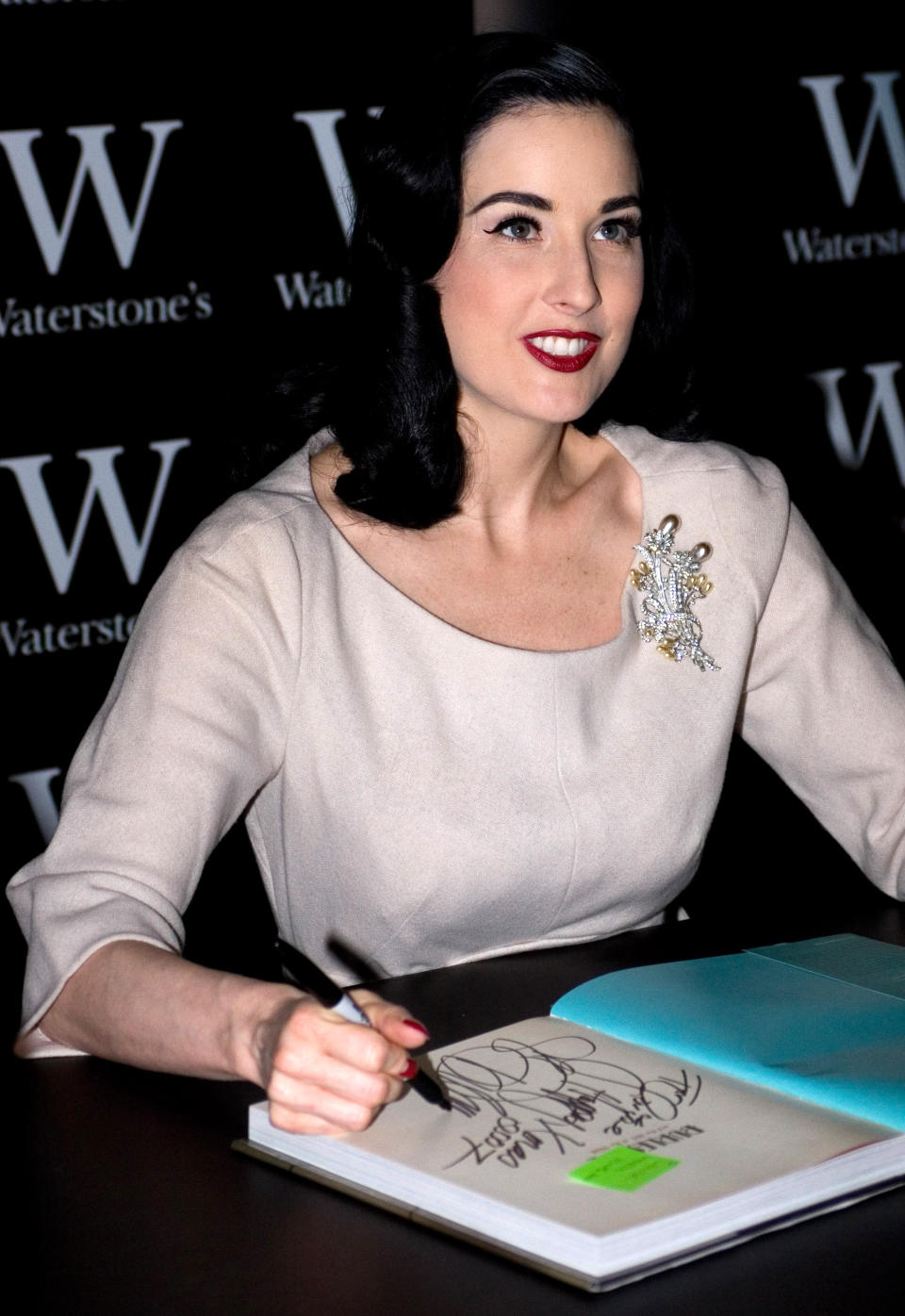 Dita Von Teese總能從容駕馭各時代復古風格，每次登場都令人聯想起眼神慧黠神秘的黑白電影女主角