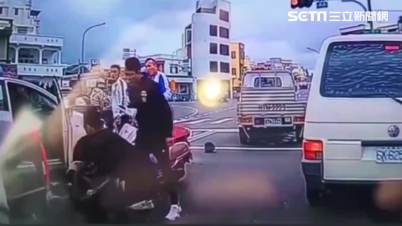 6煞只因行車糾紛，就當街將洪姓民眾拖下車痛毆引起在地人公憤。（圖／翻攝畫面）