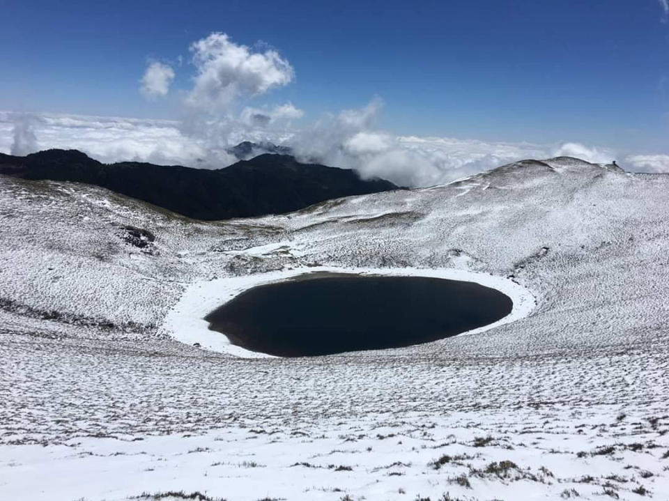 <p>Snowscapes of high mountains captured across Taiwan（Courtesy of Facebook/嘉明湖熊出沒企業社)</p>
