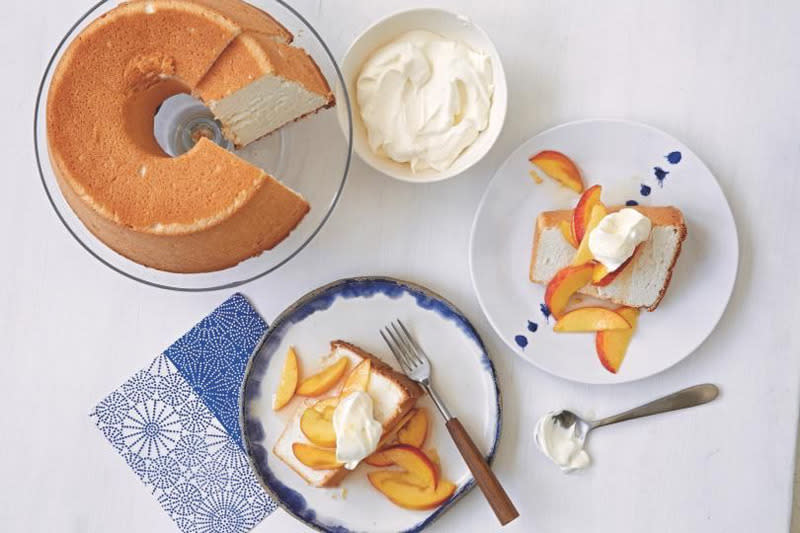 Angel Food Cake with Peaches and Cream 