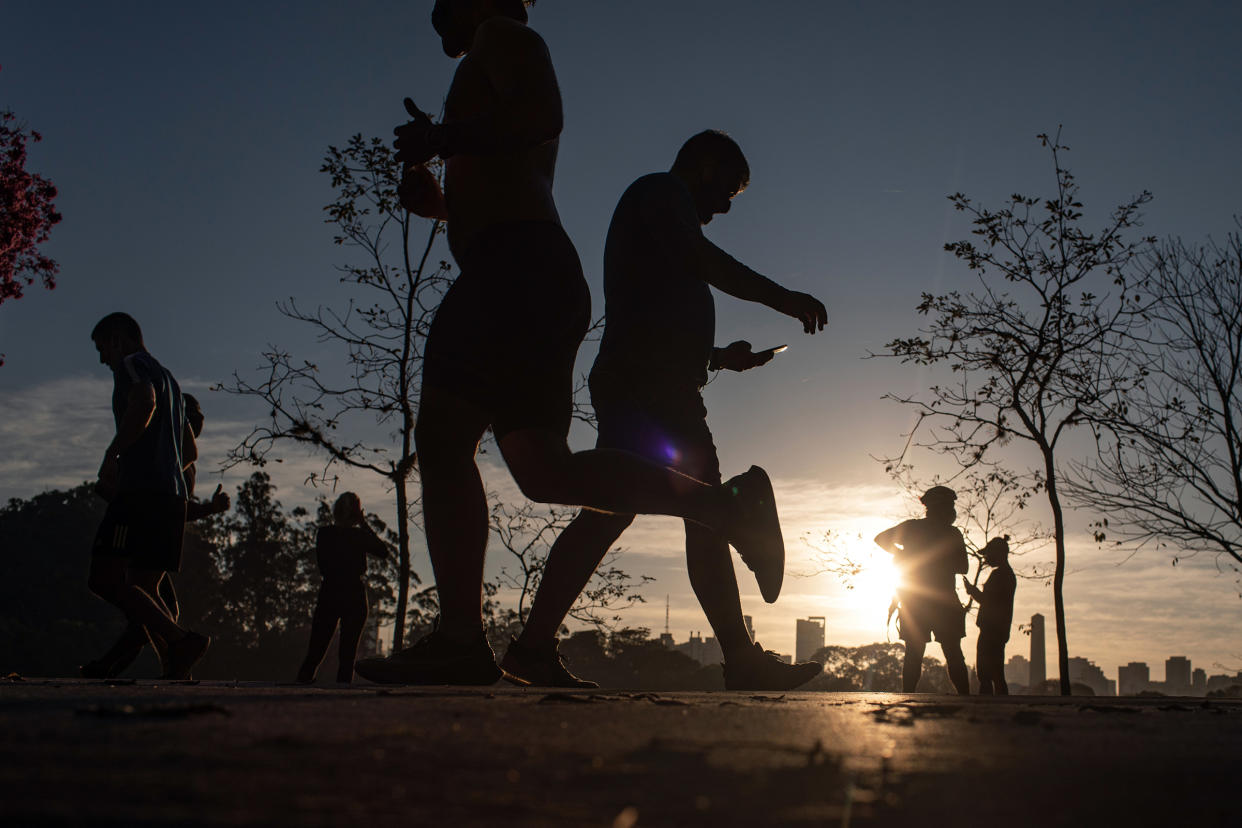 La gente camina y trota en un parque en São Paulo, Brasil, el 13 de julio de 2020. (Victor Moriyama/The New York Times)
