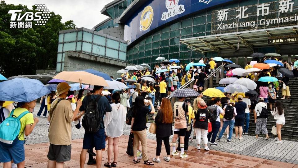 新北國王下午4時舉辦球迷同樂會，球迷提前在場外冒雨排隊進場。（圖／胡瑞麒攝）