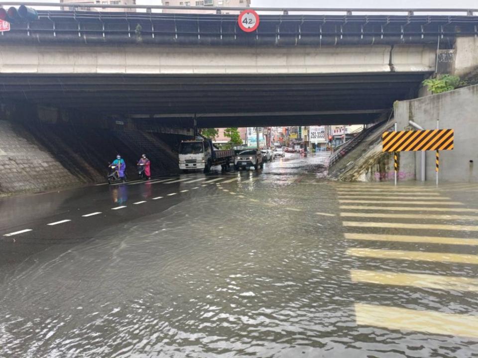 永康強降雨，國道涵洞下出現積水。（記者張淑娟攝）