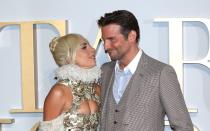 Wieder Lady Gaga, diesmal aber mit einem anderen Frauenschwarm: Bradley Cooper. Der ist eigentlich kein Sänger, klar, sondern Hollywood-Star, aber musikalisches Talent ist durchaus vorhanden. Das Duett "Shallow" aus dem Film "A Star Is Born" (2018) wurde mit einem Golden Globe und einem Oscar als bester Song ausgezeichnet. (Bild: Getty Images/Tim P. Whitby)