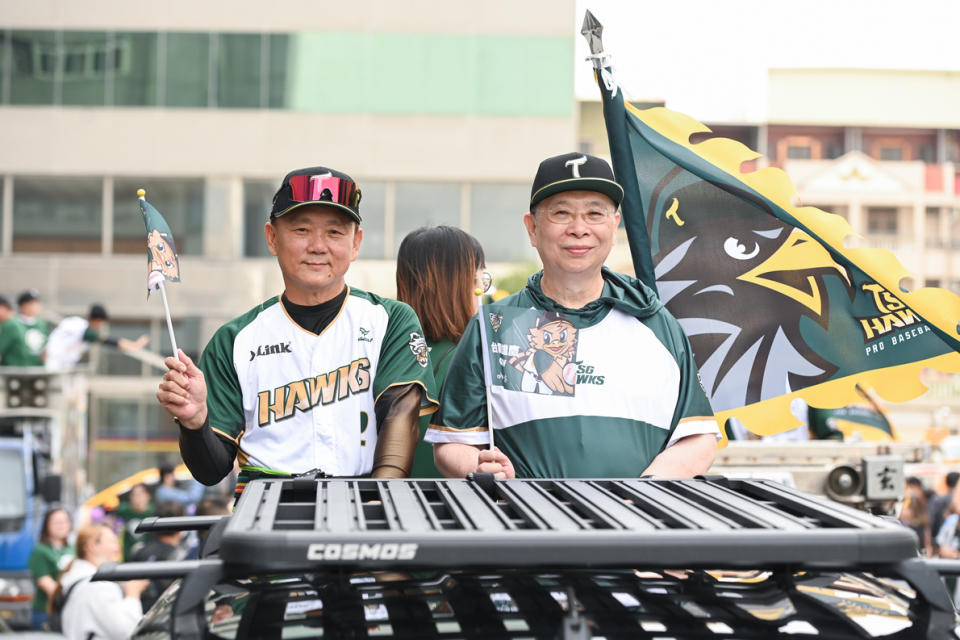 台鋼雄鷹30日在高雄市區以車掃方式為一軍新球季宣傳，圖為總教練洪一中與台鋼集團會長謝裕民。圖 / 翻攝自台鋼雄鷹 TSG HAWKS官方粉絲專頁