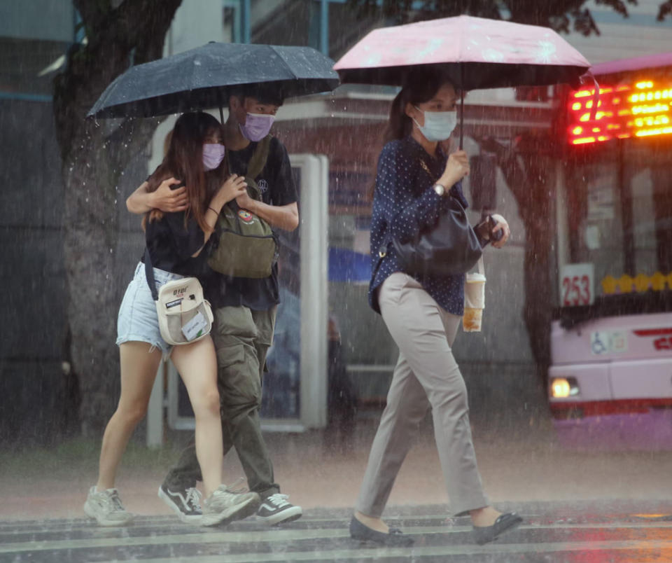 氣象局表示明日基隆北海岸、東半部有局部陣雨。(示意圖／資料照)