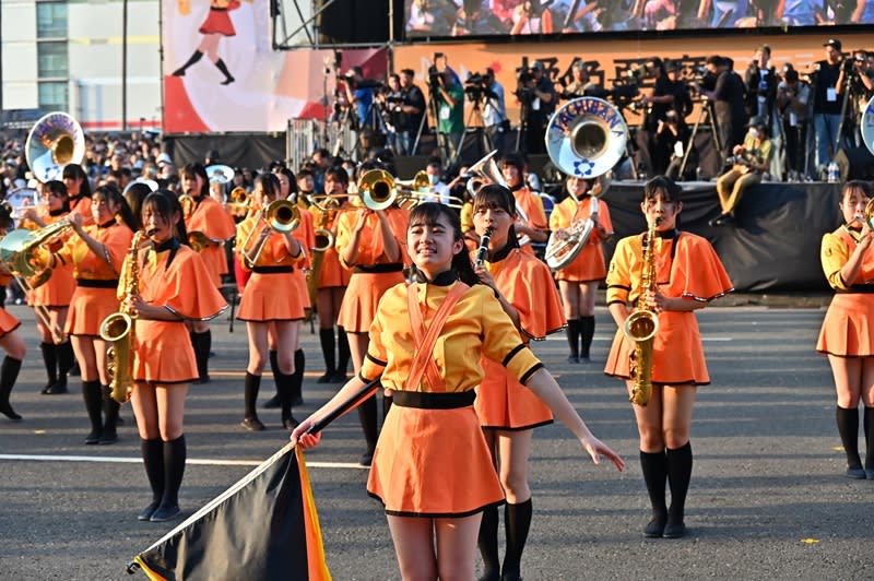 日本京都橘高校吹奏樂部「橘色惡魔」再度訪台演出，10日下午在高雄時代大道帶來精彩表演，展現青春熱情，成功博得滿堂彩。（中央社）