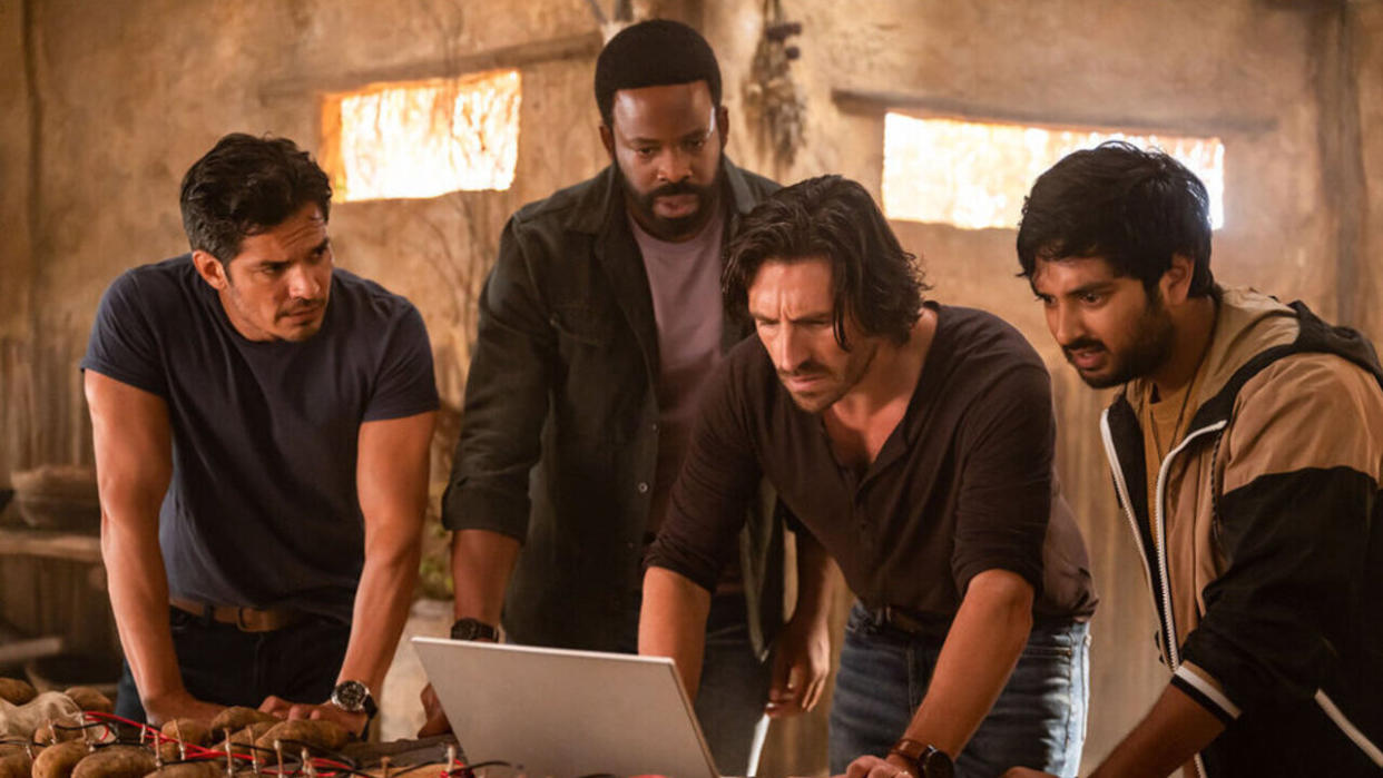  Levi, Ty, Gavin, and Scott looking at the laptop in La Brea Season 3 finale. 