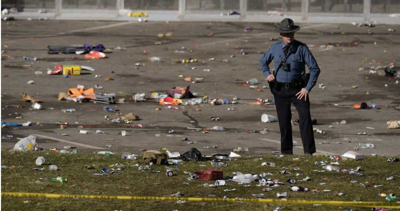 槍擊案發生後，遊行人群緊急疏散，留下滿地垃圾。（圖／美聯社）
