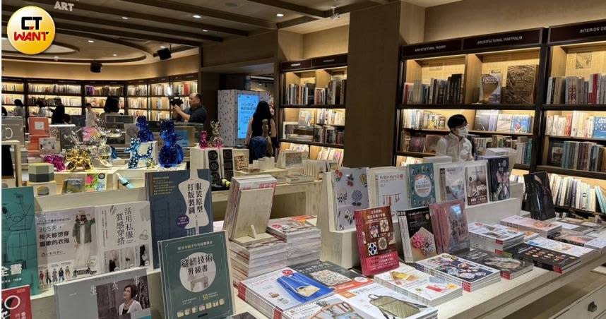 日前獨立書店訪視員蔡志浩曾表示近年「不買書、只借書」引發風暴，也讓「書店訪視員」這個身分引起網友興趣。（示意圖／劉芯衣攝）