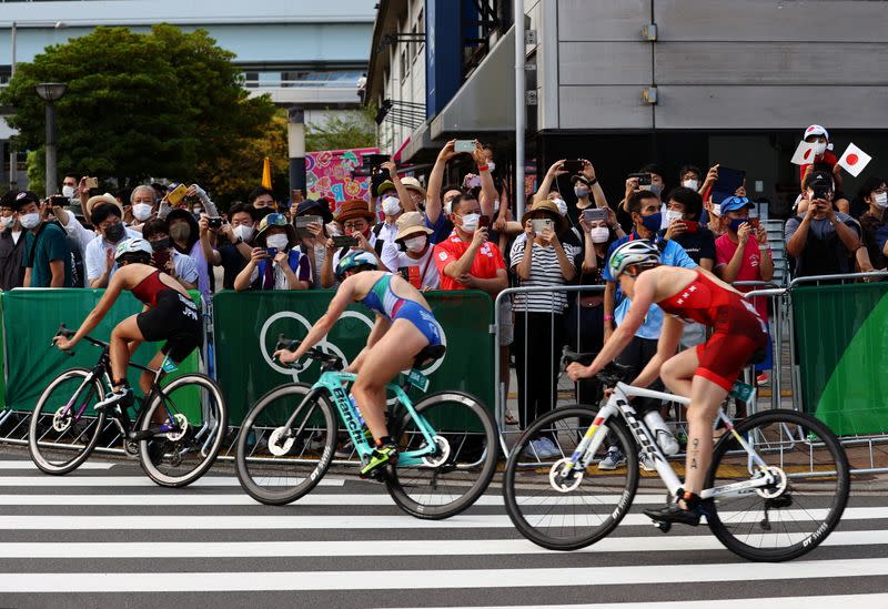 Foto del sábado de espectadores viendo la prueba de triatlón en los Juegos de Tokio