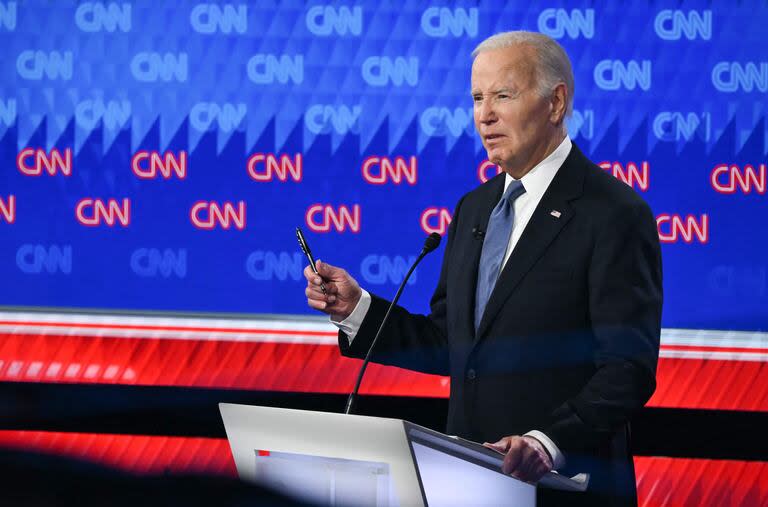 El presidente estadounidense Joe Biden habla mientras participa en el primer debate presidencial de las elecciones de 2024 con el expresidente estadounidense y candidato presidencial republicano Donald Trump