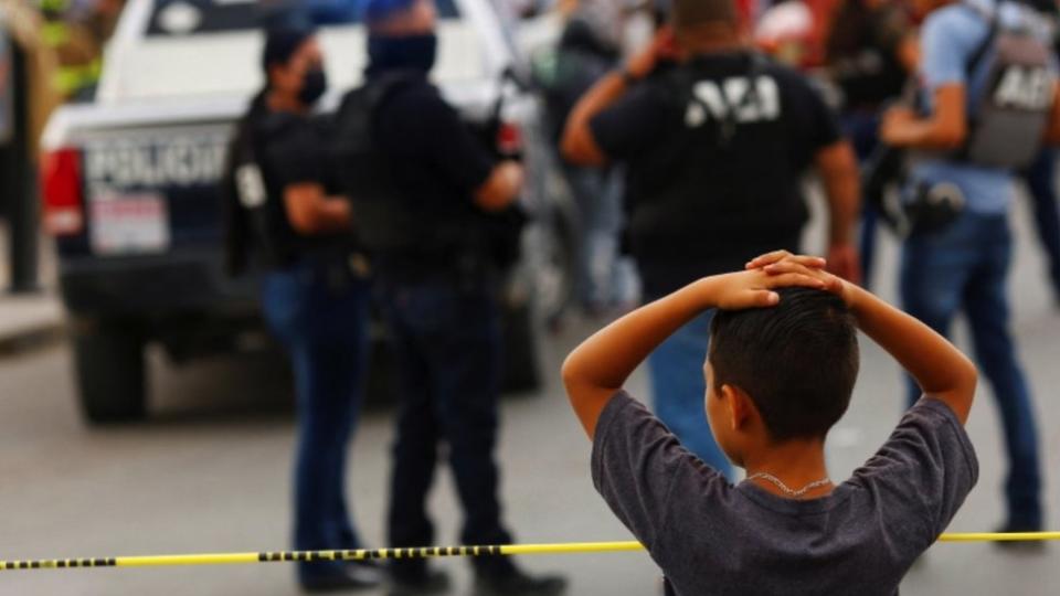 Niño alza los brazos tras episodios violentos en Ciudad Juárez.