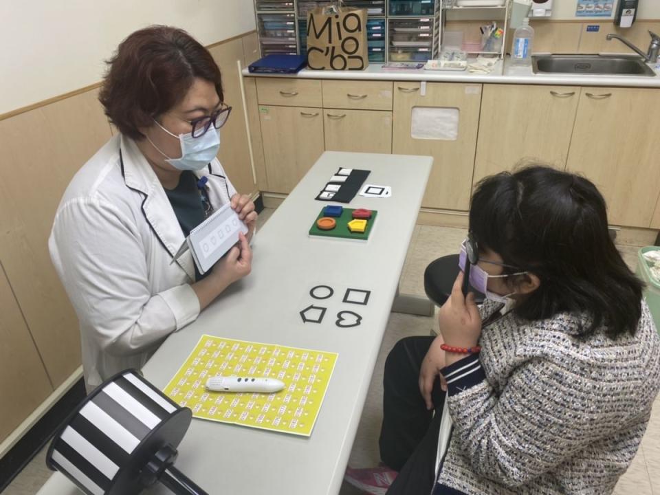 中國附醫兒童及青少年視覺復能中心，幫助特殊孩童不再霧茫茫，翻轉人生。（圖：中國附醫提供）