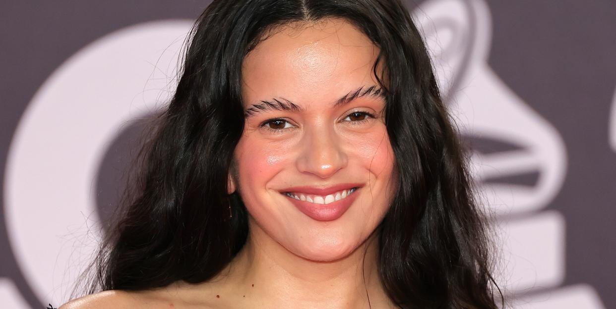 rosalia wears stripey eyebrows on latin grammys red carpet