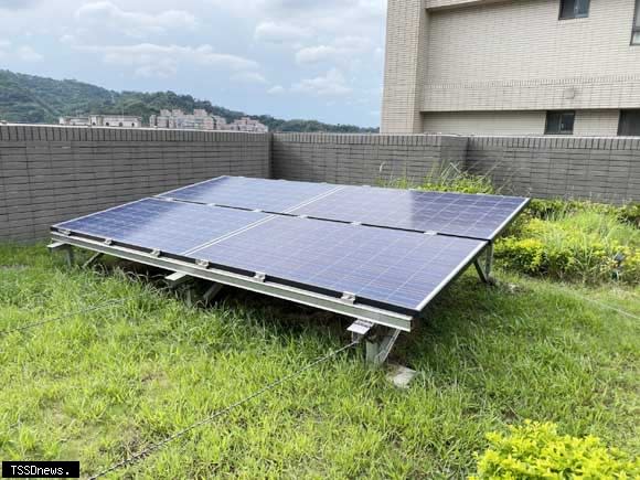 將捷家和社區以屋頂綠化降低室內溫度加上太陽能板發電節省夏季電費。（圖：新北環保局提供）