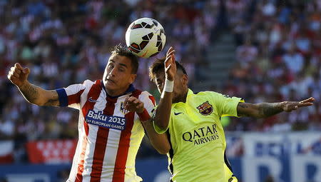 Barcelona's Neymar (R) and Atletico Madrid's Jose Maria Gimenez head the ball during their Spanish first division soccer match at Vicente Calderon stadium in Madrid, Spain, May 17, 2015. REUTERS/Andrea Comas
