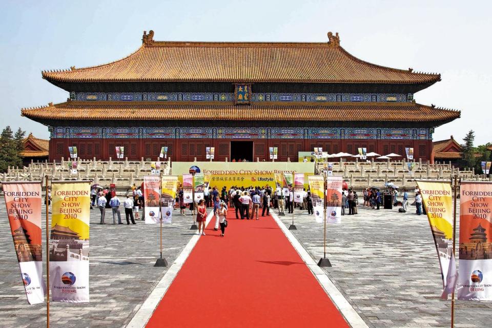 .2010年，來思達在600年未曾對外開放的太廟大門舉辦家具展，瞬間打開全球知名度。（謝貞德提供）