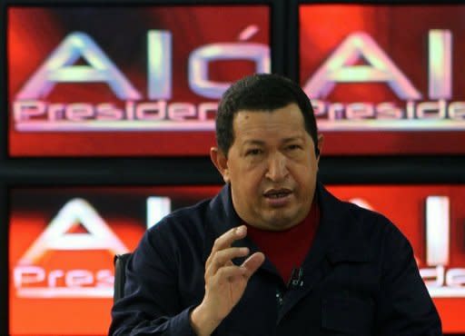 La televisión estatal venezolana rindió este domingo un homenaje al fallecido presidente Hugo Chávez con la repetición de uno de los capítulos de su maratónico programa dominical "Aló Presidente" junto al líder cubano Fidel Castro, que data del año 2000. (AFP/Presidencia | ho)