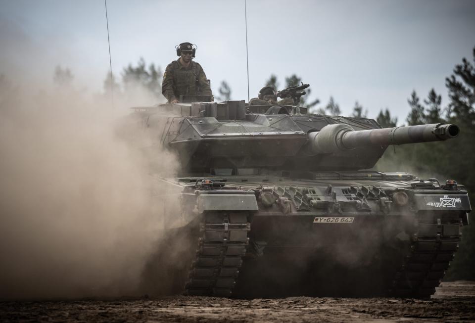 Ein Leopard 2-Panzer der Bundeswehr fährt beim Besuch von Bundeskanzler Olaf Scholz (SPD) durch das Camp Adrian Rohn.  - Copyright: picture alliance/dpa | Michael Kappeler