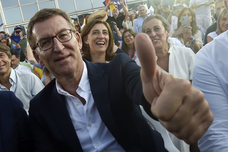 El líder del partido opositor derechista español Partido Popular (PP), Alberto Núñez Feijoo, levanta el pulgar durante el mitin de cierre de campaña en A Coruña el 21 de julio (Photo by MIGUEL RIOPA / AFP)