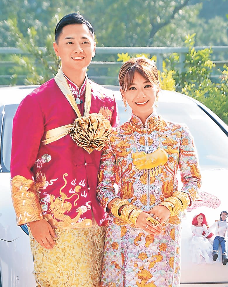 兩人結婚行頭十足，做齊儀式。