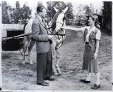 Dans son autobiographie, Bette Davis revient sur les drôles de circonstances de sa rencontre avec Arthur Farnsworth. Descendue dans un hôtel du New Hampshire, elle fait connaissance avec le réceptionniste de l'établissement, un certain Arthur Farnsworth. Ils se marient quelques semaines plus tard, en décembre 1940, sans que l'actrice "ne le connaisse bien". La fin de leur couple sera tragique.