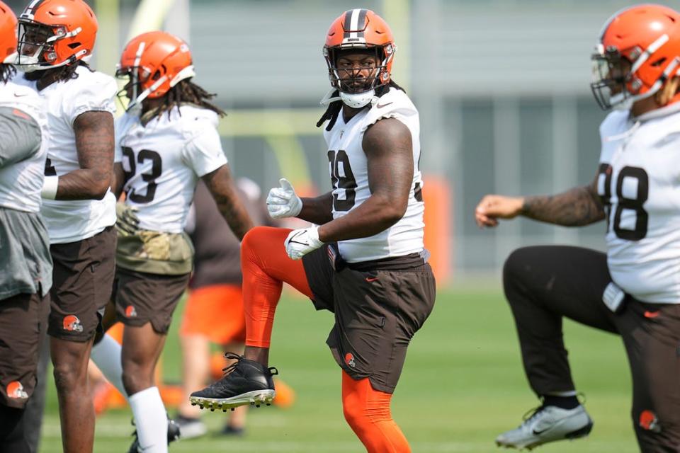 Cleveland Browns defensive end Za'Darius Smith warms up during practice Wednesday, May 24, in Berea.