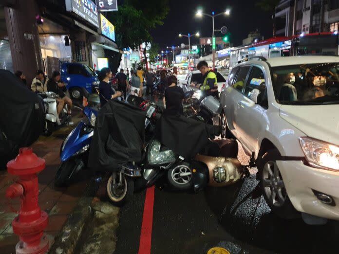 高雄市三民區昨晚發生3車追撞事故。（圖／翻攝畫面）