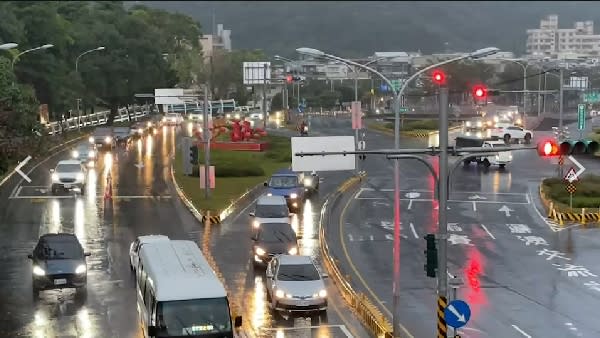 蘇花路廊連假期間湧入南下車潮（圖為蘇花改路段）。   圖：交通部高速公路局／提供