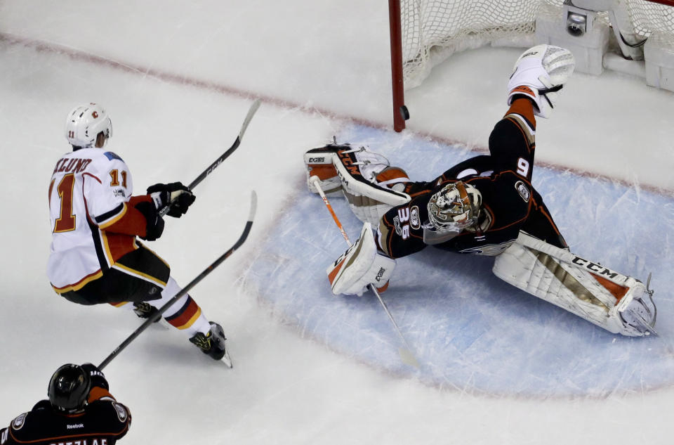 Calgary Flames center Mikael Backlund, left, scores past Anaheim Ducks goalie John Gibson during the first period in Game 2 of a first-round NHL hockey Stanley Cup playoff series in Anaheim, Calif., Saturday, April 15, 2017. (AP Photo/Chris Carlson)