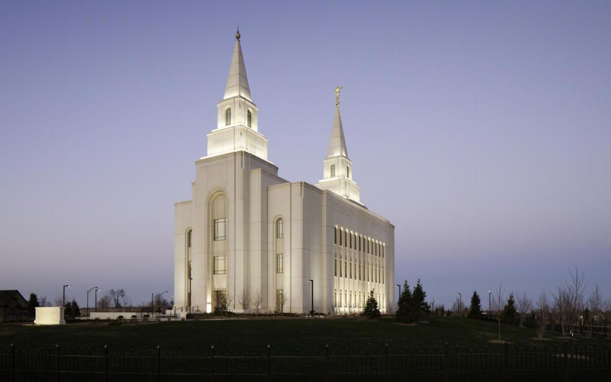 The Kansas City Missouri Temple is a grandiose white temple.